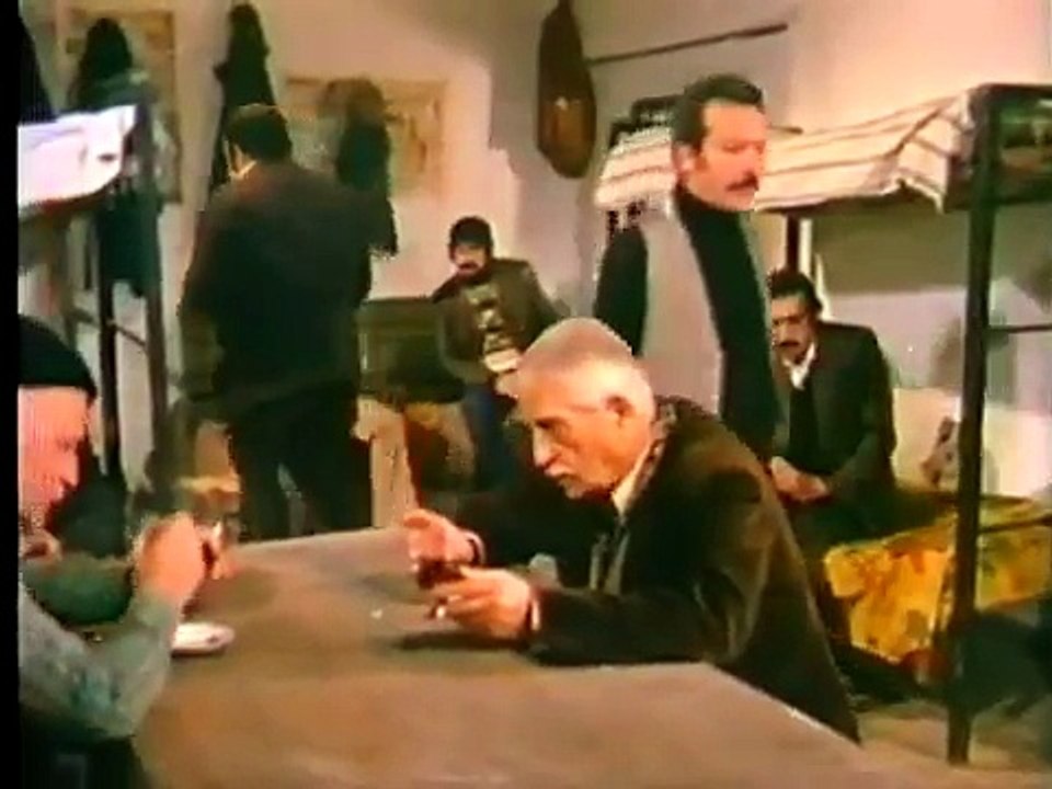 Tövbekar Filmi Mapushane Sahnesi - Kadir İnanır - Garip başım duman.flv