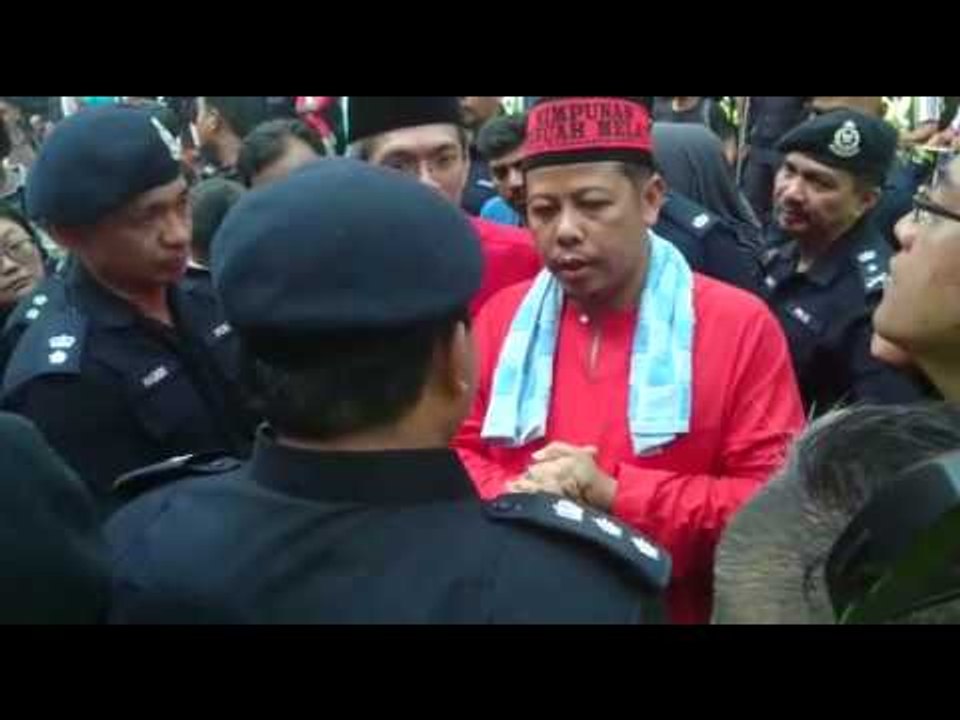 Police discussing with Red shirt at Petaling St