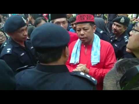Police discussing with Red shirt at Petaling St
