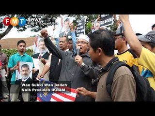 Demonstrasi menyokong Mursi di kedutaan Mesir