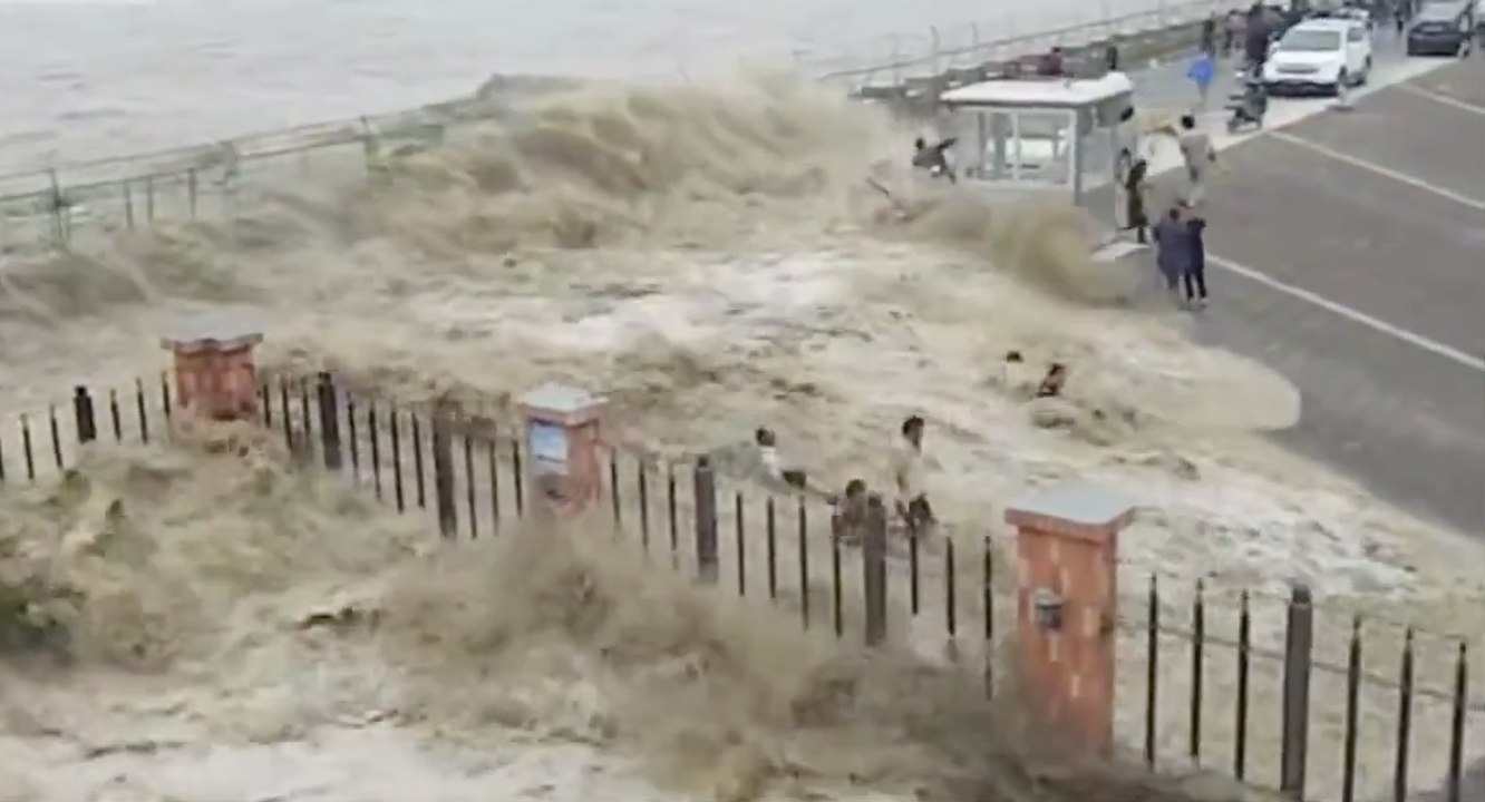 La vague géante d'un mascaret emporte 20 personnes en Chine