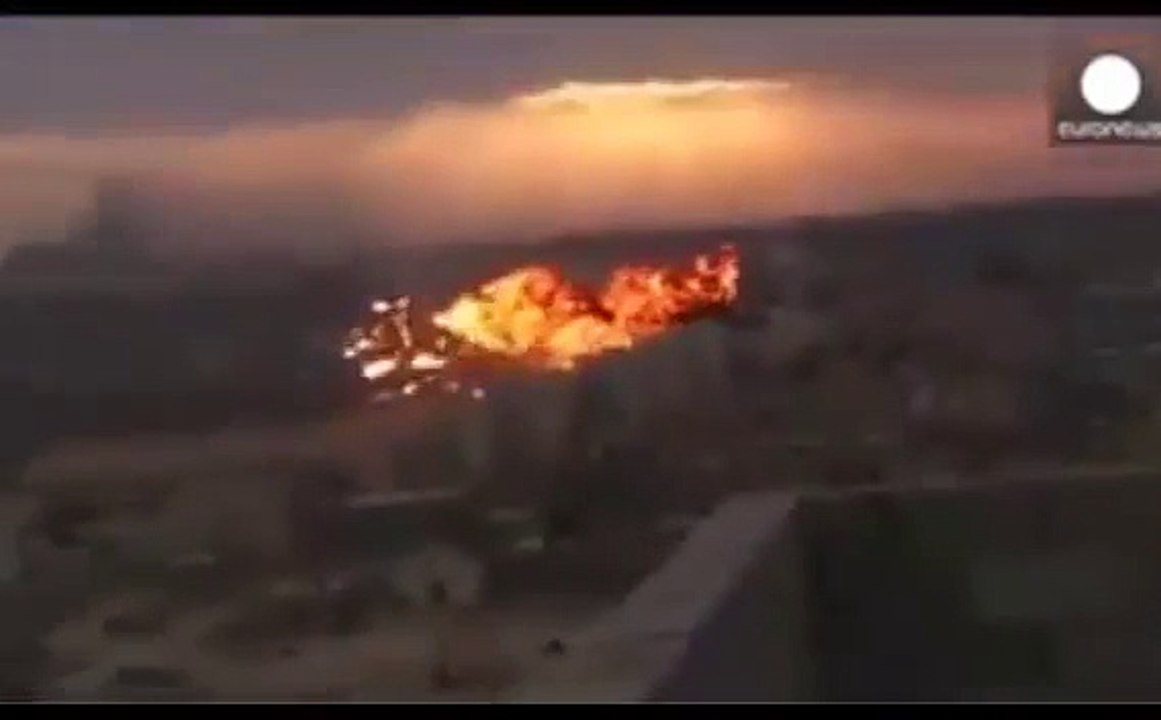 La impactante caída de un avión sobre una zona residencial