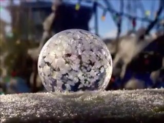 Download Video: Une bulle de savon qui gèle instantanément. C'est BEAU!!!