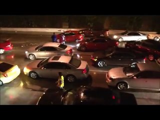 Pour une fois les gros 4x4 pick up sont utile.. Inondation sur l'autoroute