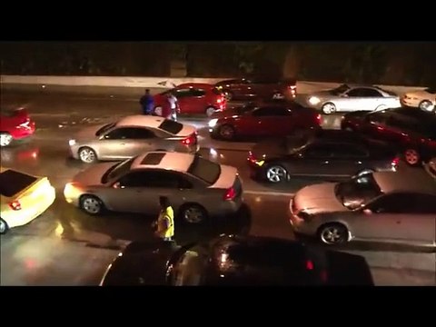 Pour une fois les gros 4x4 pick up sont utile.. Inondation sur l'autoroute