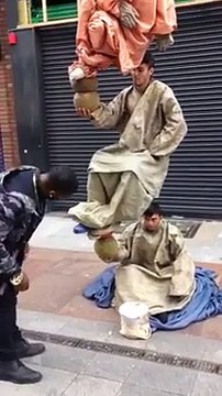 Quand tu comprends pas comment ça marche... Street performer énorme!