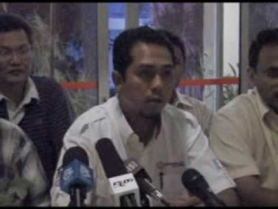 FMT 23DIS - PEMUDA UMNO BALIK PULAU SERAH ISU REBUT JAWATAN KPD NAJIB.wmv