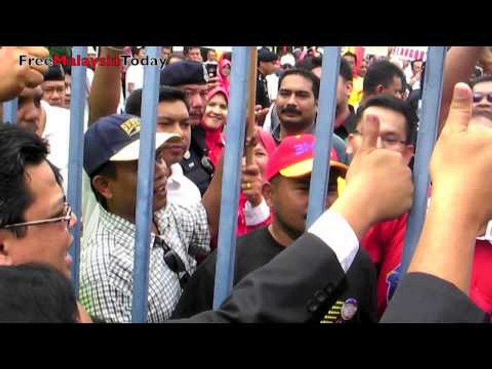 Protesters blame state govt for rampant sand mining