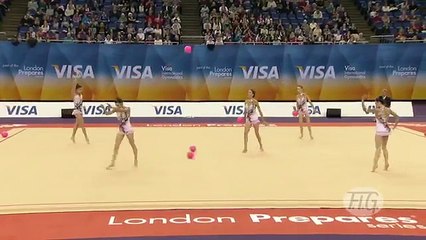 Ces 5 espagnoles réalisent une très belle chorégraphie avec des ballons