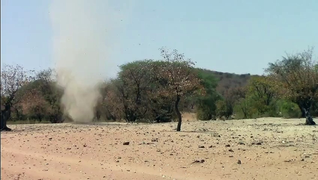 Une tornade apparut au cours d'une voyage en Namibie ; grace à un pouvoir surnaturel notre guide a réussi à l'attirer vers lui et à l'anéantir, à ses pieds : c'était très spectaculaire