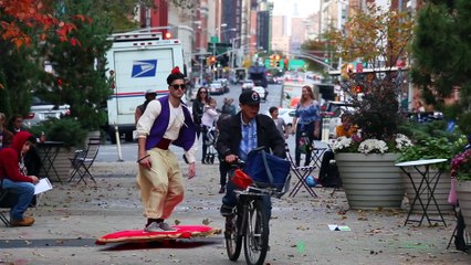 Aladiin vuela por las calles de Nueva York en su alfombra mágica