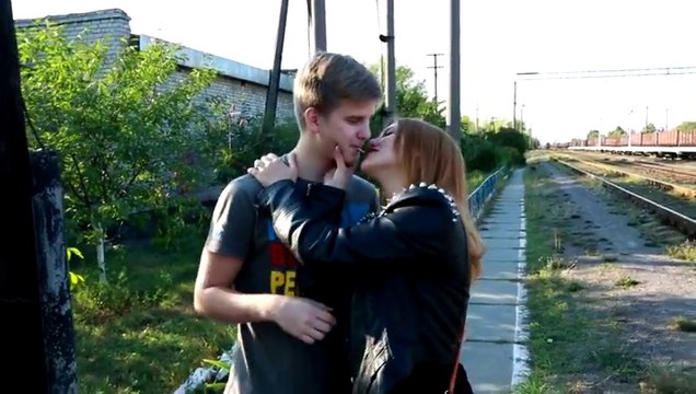 Как легко поцеловать девушку первый раз в губы Поцелуй спичка Урок 49