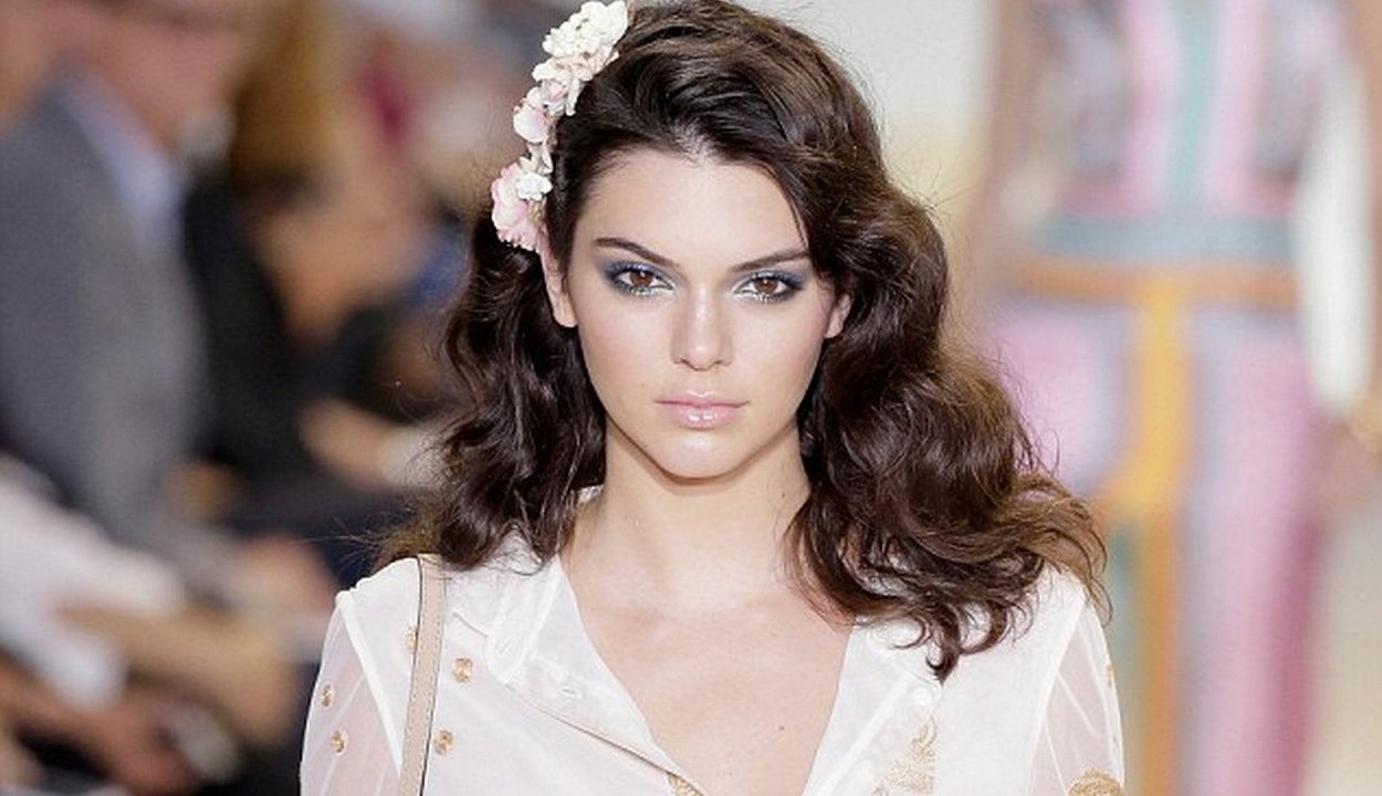 Kendall Jenner Is Walking the Victoria's Secret Fashion Show