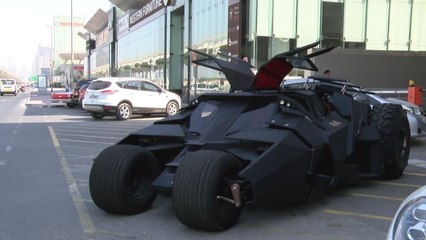 通行人も大興奮！購入可能なバットモービルがドバイの路上に登場！