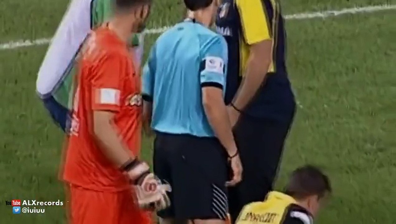Ein verletzter Spieler in Griechenland erhält lächerlich schlechte Behandlung, als er vom Platz getragen aus der