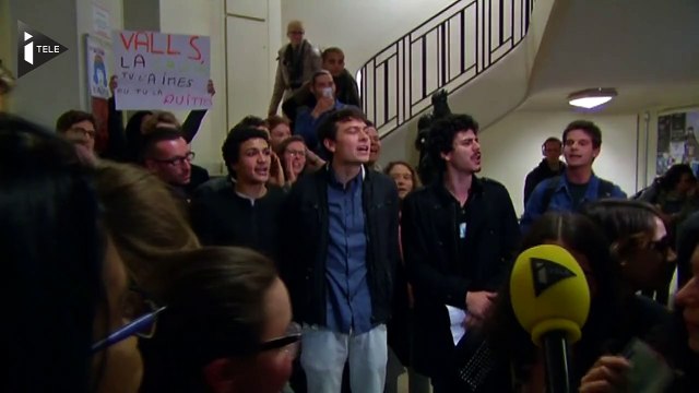 Le Premier ministre accueilli à Sciences Po Paris par des Valls, tire-toi!