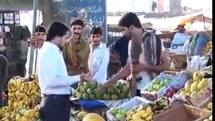 پھل فروش کی حاضرجوابی دیکھیں اور مسکرائیں،