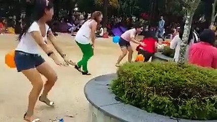 Girls Ballons Fighting