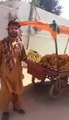 Isse Behter Koi Fruits Sale Nai Kar Skta - Watch Funny Fruit Seller!