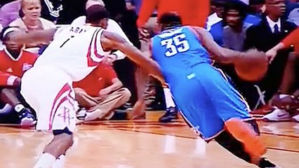 Kevin Durant Loses Shoe, Still Gets Buckets