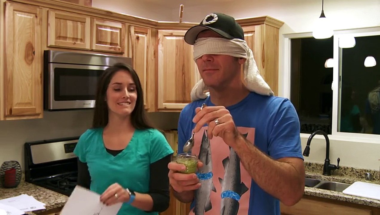 Elle annonce à son homme qu'elle est enceinte en lui faisant gouter de la bouffe pour bébé !