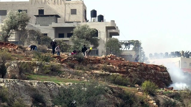 تظاهرة فلسطينية ومواجهات قرب سجن عوفر الإسرائيلي