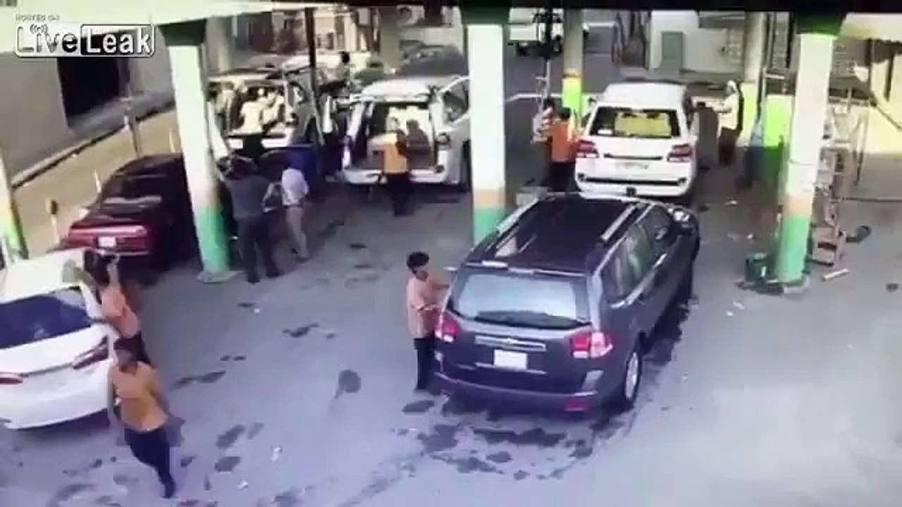 LiveLeak Man Became Meat in a Metal Sandwich Brutal