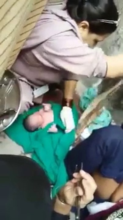 لاہور کے ہسپتال کی سیڑھیوں میں بچے کی پیدائشل LIVe Childbirth video 2023