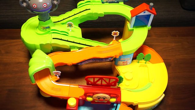 しまじろうカーとアンパンマンごうのミニカー対決　Shimajiro Car vs Anpanman Go