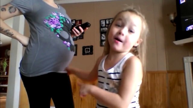 Какие они классные! Танец беременной мамы и дочки