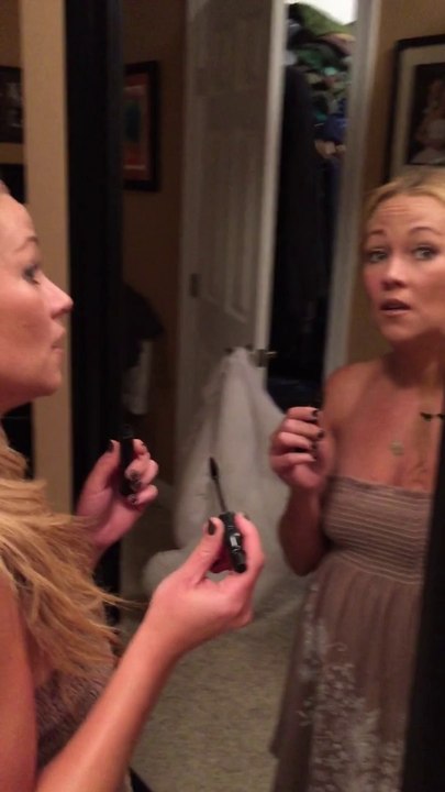 Déguisé en Dorothy du Magicien d'Oz il fait la surprise à sa femme. Réaction magique