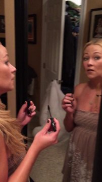 Déguisé en Dorothy du Magicien d'Oz il fait la surprise à sa femme. Réaction magique