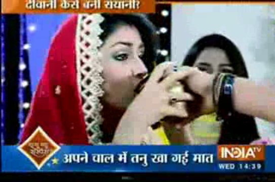 Tanu Dekhti Rah Gayi Aur Pragya Ne Chalaki Se Abhi Ke Haatho Se Cudvaya Liya Apna Vart - 4 November 2015 - Kumkum Bhagya