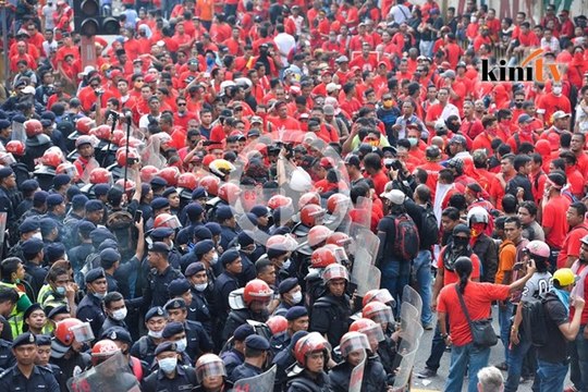 Gambar palsu burukkan protes baju merah