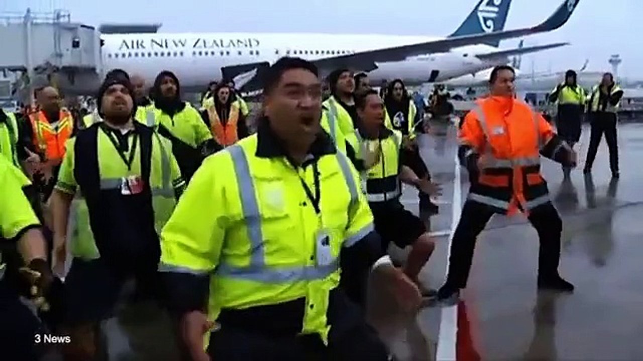 Le personnel de l'aéroport d'Auckland effectue un Haka pour le retour des All Blacks