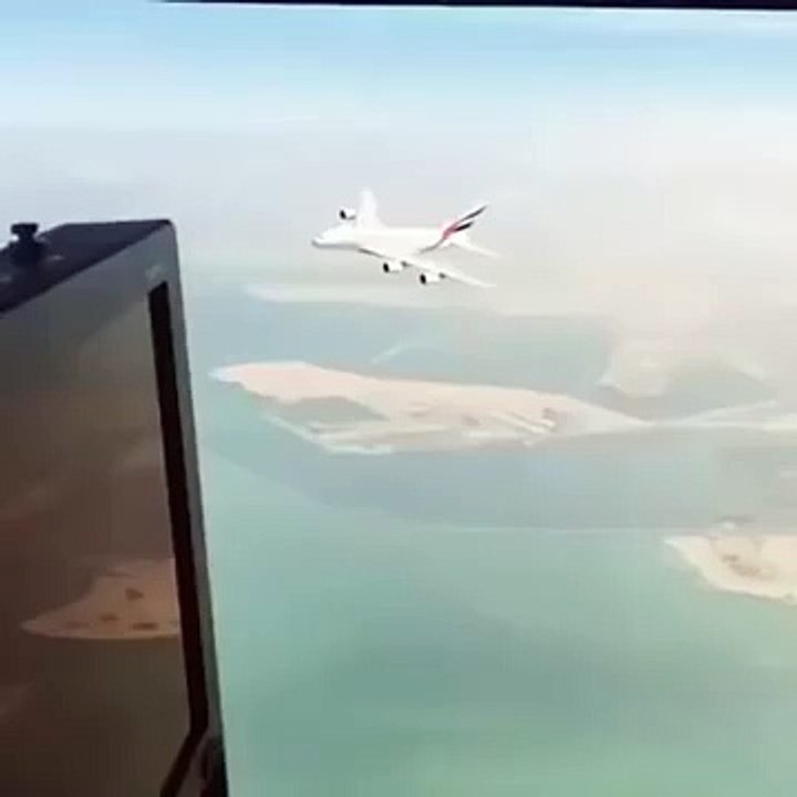 L'avion passe super près du notre !