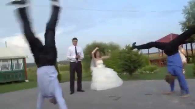 Жених на свадьбе не растерялся