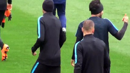 Neymar vacila a Arda Turan con sus filigranas