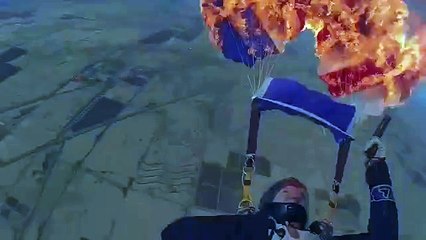 Elle met le feu à son parachute en plein saut