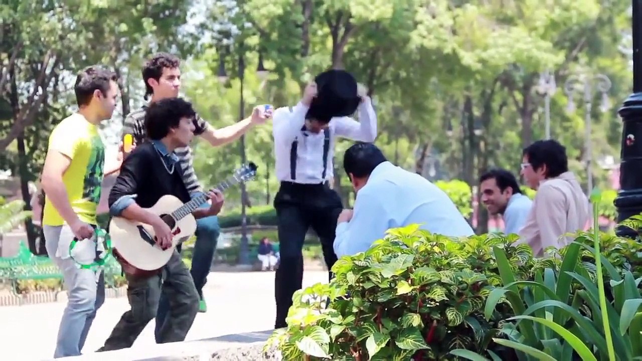 ► Dedicando Canciones | Duro contra el muro | Bromas Pesadas | Videos de Risa