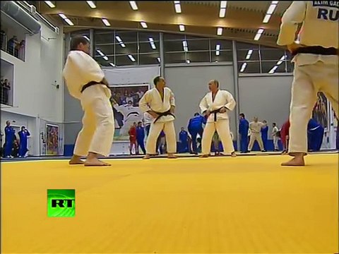 Judo Knight Putin shows off martial arts skills in wrestling bout