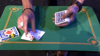 Tour de carte énorme de ce magicien!
