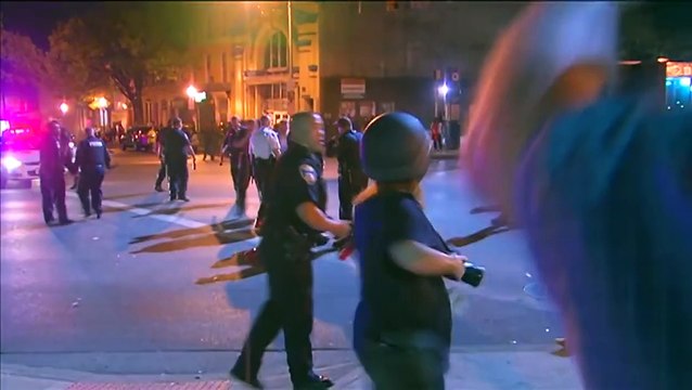 Un gars ivre cherche les policiers.. Arretez-moi.... Ok!!!