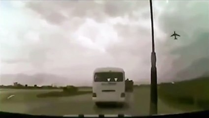 UNBELIVABLE footage of a plane crash