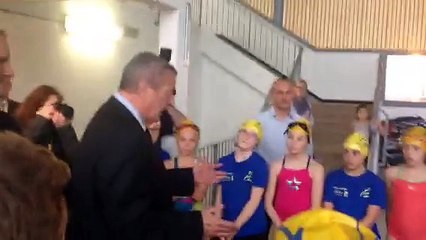 Avesnes: 400 manifestants disent non à la fermeture de la piscine