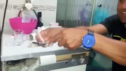 Çamaşır Makinesine Fazla Deterjan Atanlara Kızan Adam