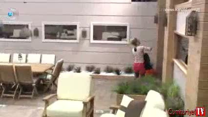 İzdivaç programında gelin adayları birbirlerine girdi