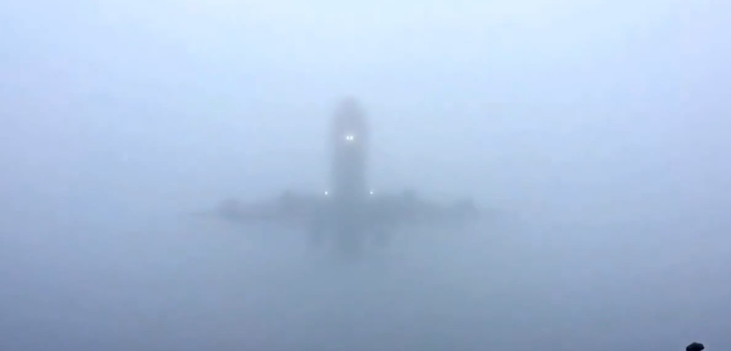 Atterrissage d'avions par grand brouillard à Londres ! Flippant !
