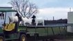 Buzz : Des chèvres s'amusent sur un trampoline ( Goats Jumping on a Trampoline ) !