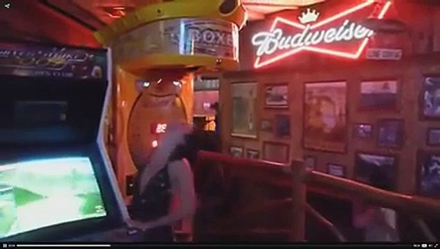 Vent de l'année.. Le pauvre gars attend la main en l'air pour rien!